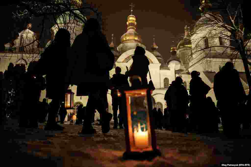 Члены Национальной скаутской организации Украины "Пласт" раздают Вифлеемский огонь во время церемонии "Вифлеемский свет мира" в Киеве.
