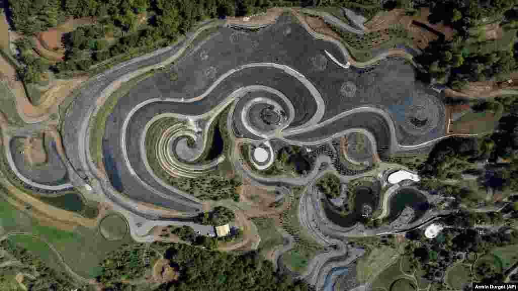 Pogled iz zraka na park prirode inspirisan slikom Vincenta van Gogha "Zvjezdana noć" kod Visokog, Bosna i Hercegovina, 17. septembra.