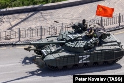 Российский танк в оккупированном Мариуполе, апрель 2022 года