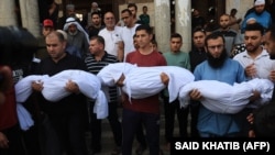 Rođaci nose tijela djece iz obitelji Abu Kuta koja su ubijena u izraelskim napadima na palestinski grad Rafah u južnom Pojasu Gaze, tokom njihovog sprovoda 8. oktobra 2023.