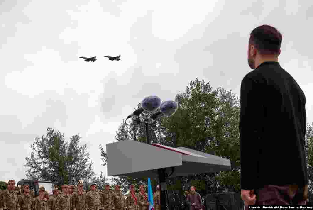 Украина президенті Владимир Зеленский ел аумағындағы әскери базада F-16 әскери ұшағына қарап тұр. Бұл – 4 тамызда түсірілген сурет. JASSM ракеталарын F-16 ұшағына салуға болады. Қазір бұл ұшақтар Украина әскерінде бар. JASSM зымырандарын ракетаға қарсы жүйелермен атып түсіру қиын.