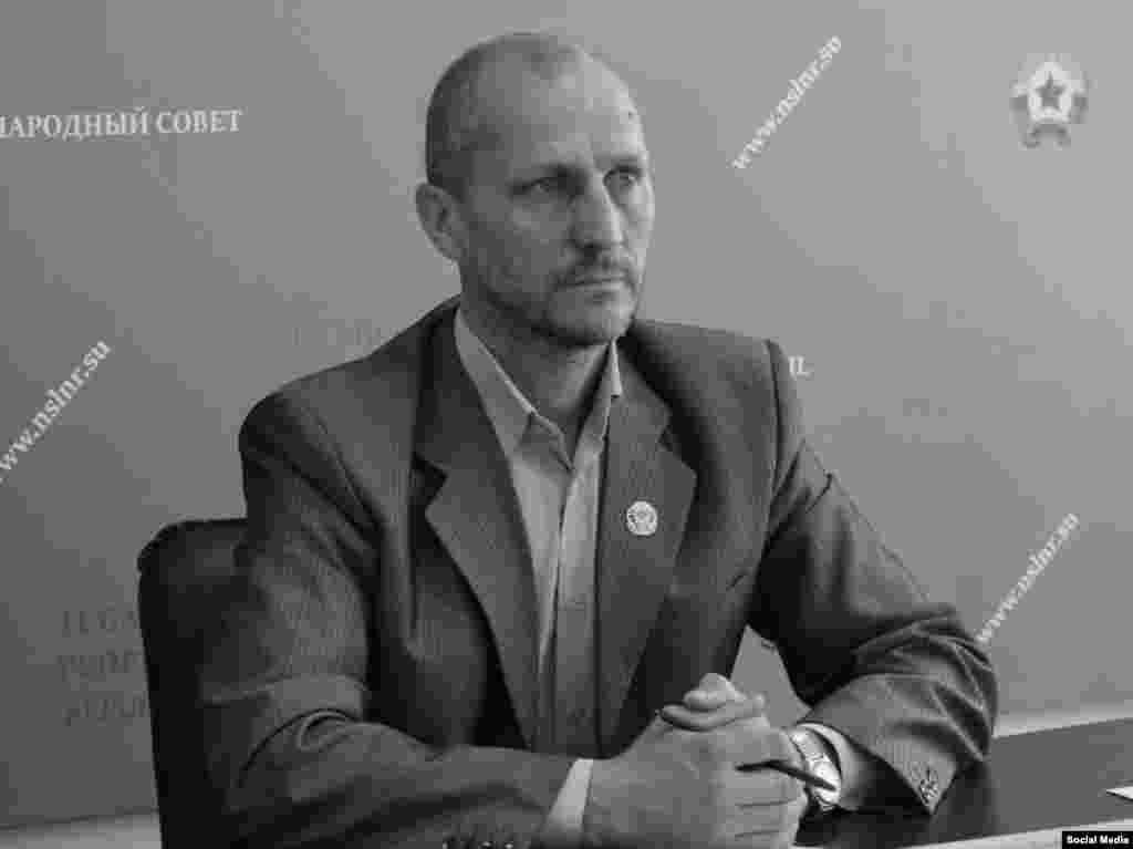 Олег Попов, 1972-2023. Попов родился в Луганской области Украины. Владел бизнесом по производству трикотажных изделий. Примкнув к поддерживаемым Россией сепаратистам, он стал де-факто депутатом «парламента» квазигосударственного образования на контролируемой сепаратистами территории Луганской области. В сентябре 2022 года в Сети появилась информация о его «смерти». Это был фейк. Позже сепаратистские власти заявили, что намеренно распространили новость, чтобы раскрыть заговор с целью убийства. В декабре 2023 года Попов был убит в Луганске. По сообщениям, спрятанное в его машине взрывное устройство привела в действие группа украинских спецназовцев 