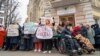 Zeci de asistenți personali au protest luni, 11 martie, în fața primăriei Chișinău împotriva deciziilor autorităților locale care îi lasă pe unii fără salarii, iar pe alții cu doar jumătate.