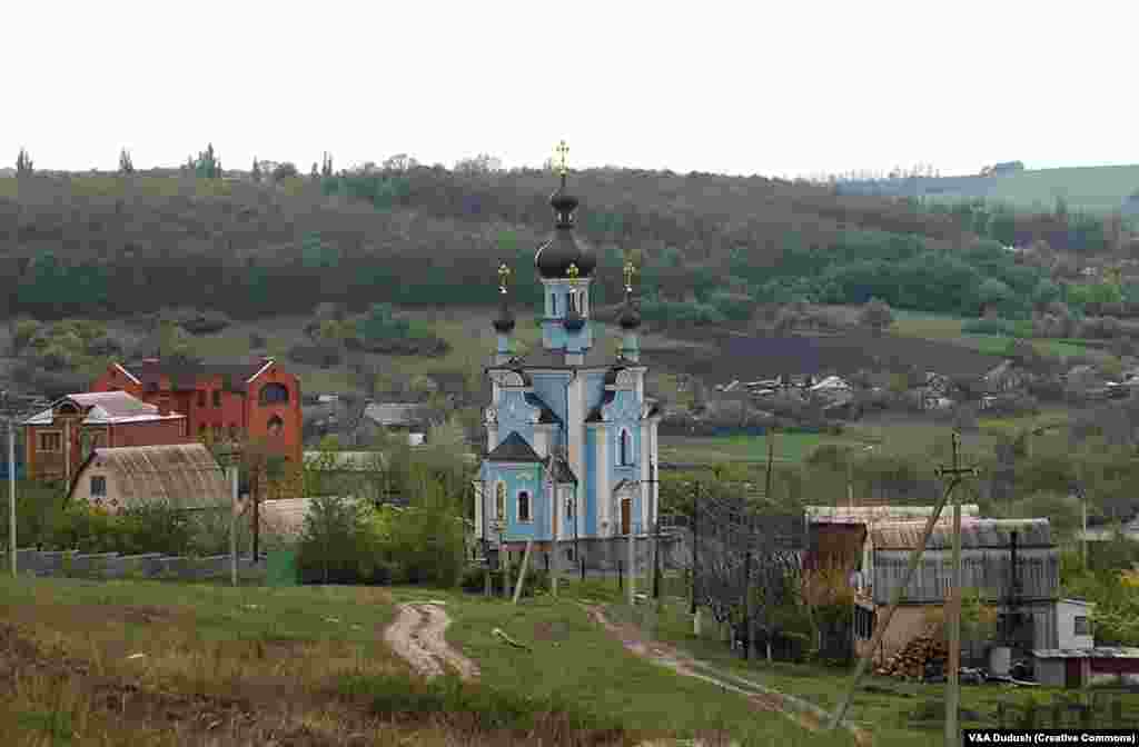 Церковь в селе Богородичное Донецкой области на фотографии, сделанной в 2009 году 