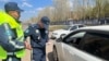 Полицейские останавливают активиста Марата Жыланбаева и просят его проехать в участок, заявляя о нарушении правил дорожного движения. 1 мая 2023 года
