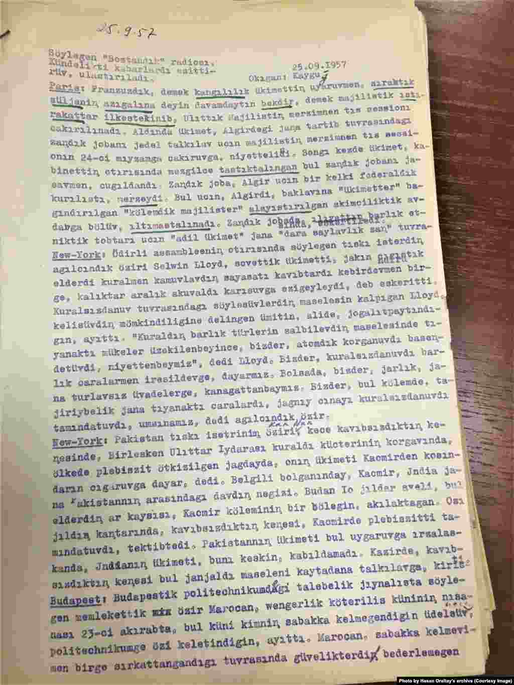 "Бостандық радиосы" кезінде бас редактор болған ақын Мәулікеш Қайбалдының "Қайғы" атымен әзірлеген жаңалықтары. Азаттық радиосының бұрынғы директоры Хасен Оралтайдың жеке қорынан.