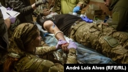 Jednom kada se ranjeni izvuuku iz bitke, često nakon previše sati čekanja na pomoć, dovedeni su do stabilizacijskog punkta gdje ih ljekari i bolničari pokušavaju održati u životu dovoljno dugo da stignu do bolnice.