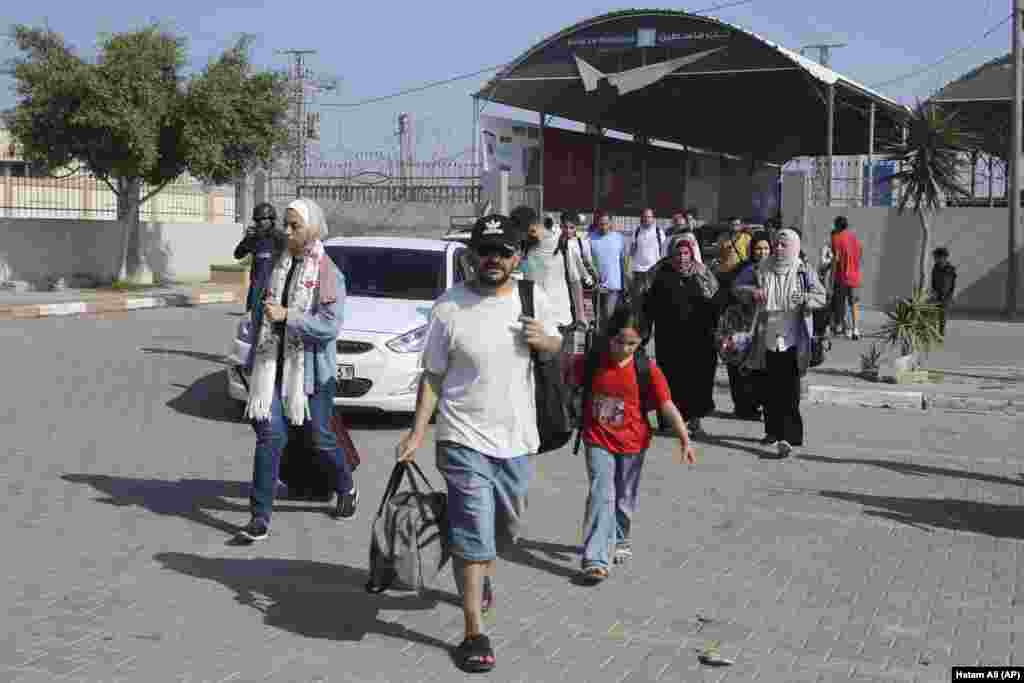 Palestinezët kalojnë në anën egjiptiane të pikës kufitare me Rripin e Gazës të mërkurën, 1 nëntor 2023. në Rafah. 