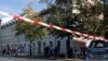 Policajci pored zgrade u Berlinu u kojoj se nalazu sinagoga, pošto su na nju bačeni molotovljevi kokteli, 18. oktobar 2023.