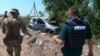 Розбитий цивільний автомобіль на українських номерних знаках поруч з укріпрайоном села Іванівка у Херсонській області
