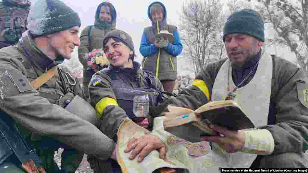8 марта, свадьба двух бойцов Нацгвардии Украины (место неизвестно). Еще один молодой жених в Киеве, Виталий, которого нет на этом снимке, рассказал фотографу AFP, что решение жениться сейчас – это "самый веселый и самый трудный шаг, который вы можете сделать" из-за неопределенности войны. "Ведь я могу в любой момент уйти на фронт", – говорит он.