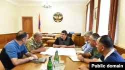 Predsednik Nagorno-Karabaha Arajik Harutjunijan (u sredini) na sastanku sa komandantom Vojske odbrane Kamom Vartanjanom i drugim bezbednosnim zvaničnicima 1. avgusta