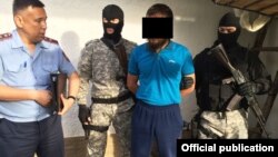 ҰҚК мен ішкі істер департаментінің қызметкерлері Оңтүстік Қазақстан облысында экстремизмді насихаттады деген күдіктіні ұстап тұр. Суретті облыстық ІІД ұсынған.