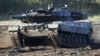 Nemački kancelar Olaf Šolc drži govor ispred tenka Leopard 2 tokom posete vojnoj bazi u Bergenu, Nemačka, oktobar 2022.