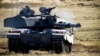 Танк Challenger 2 на Queens Royal Hussars участва в демонстрация на германския и британския брониран пехотен взвод на военния полигон в Аугустдорф, 5 октомври 2018 г.