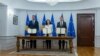 
Presidentja e Kosovës, Vjosa Osmani, kryetari i Kuvendit, Glauk Konjufca, dhe kryeministri Albin Kurti, tregojnë për mediat aplikimin e nënshkruar të Kosovës për anëtarësim në BE. Prishtinë, 14 dhjetor 2022.
