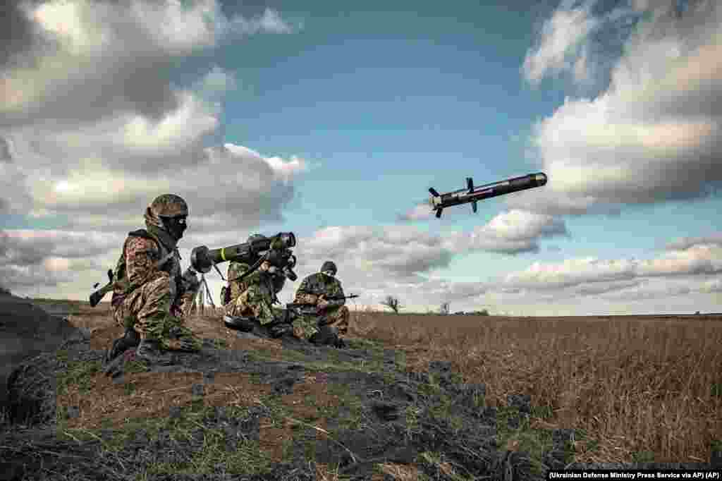 Ракеты Javelin Изначально этот вид ракет воспринимался как ключевое оружие против российской бронетехники. Однако с учетом стоимости Javelin — более 200 тысяч долларов за единицу — ракеты были заменены значительно более дешевыми FPV-дронами. Около половины американских запасов Javelin, приблизительно 25 тысяч ракет, были отправлены в Украину с 2022 года. Большая часть пакета военной помощи, объявленного 30 декабря, не конкретизирована, она включает «программное обеспечение, одежду и индивидуальное снаряжение», а также «услуги, обучение и транспорт»