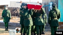Украинадагы согушта каза болгон Орусиянын Цырен Балданов аттуу аскерин жерге берүү иш-чарасы. Бурятия, Орусия Федерациясы.