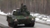 Un tanc al armatei suedeze la exercițiul militar „Cold Response 2022”, care a reunit aproximativ 30.000 de soldați din țările membre NATO, precum și din Finlanda și Suedia, în Setermoen, în Cercul Arctic, Norvegia, 25 martie 2022.