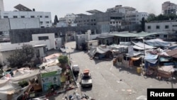 Tendat e palestinezëve të zhvendosur shihen në oborrin e spitalit Shifa. 12 nëntor 2023. 