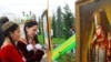 "Чач кыркпа, четке чыкпа". Аялдарды талибдердей тескеген түркмөн бийлиги