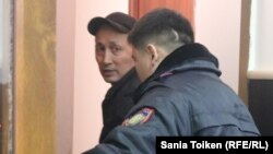 Полиция қызметкері Абловас Жұмаевты апелляциялық сот отырысынан соң залдан әкетіп барады. Ақтау, 15 қараша 2018 жыл.