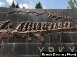 1916-жылдагы Улуу Үркүндүн курмандыктарына арналган эстелик. Каракол шаары, Кыргызстан. 2016.