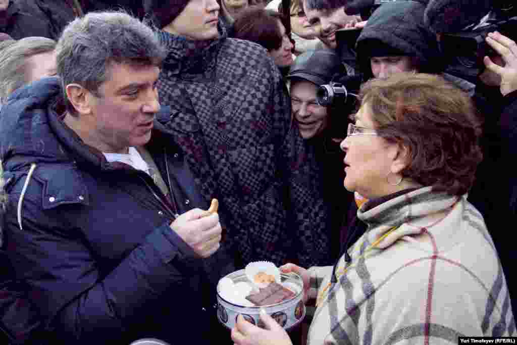 Евгения Альбац угощает Бориса Немцова "печеньками"