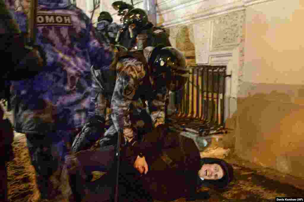 Policia përdor forcë teksa arreston këtë person në Sheshin e Kuq të Moskës.