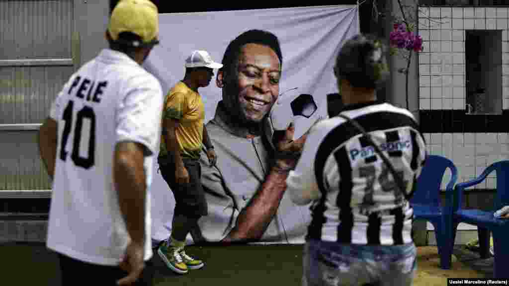 Pelé temetését január 3-án tartják. Akkor a koporsóját szállító menet végigvonul Santos utcáin, majd az egykori futballistát zárt körű szertartás keretében az ökumenikus temetőben helyezik végső nyugalomra 