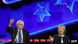 Kandidatët demokratë presidencialë, Hillary Clinton dhe Bernie Sanders, gjatë debatit në Las Vegas
