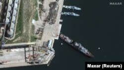 O imagine din satelit arată crucișătorul Moskva al Marinei ruse în portul Sevastopol, Crimeea, 7 aprilie 2022.