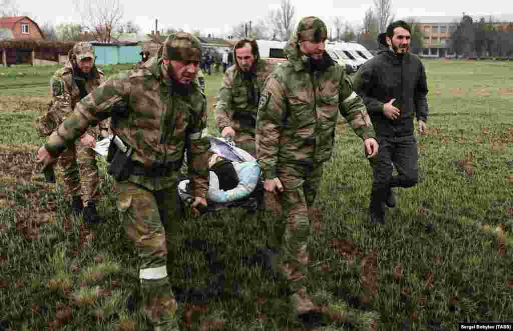 Кадирівці евакуюють пораненого в Новоазовську. Донецька область, Україна. 12 квітня 2022 року