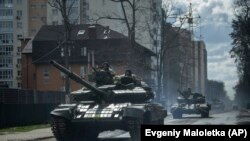 Tanket e ushtrisë ukrainase në rrugët e Irpinit, afër Kievit. Fotografi ilustruese. 