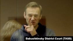 Алексей Навални по време на заседание по делото си за клевета срещу руски ветеран