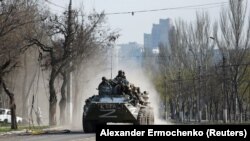 Мариуполь. "Z" таңбасы бар әскери техника жылжып барады.