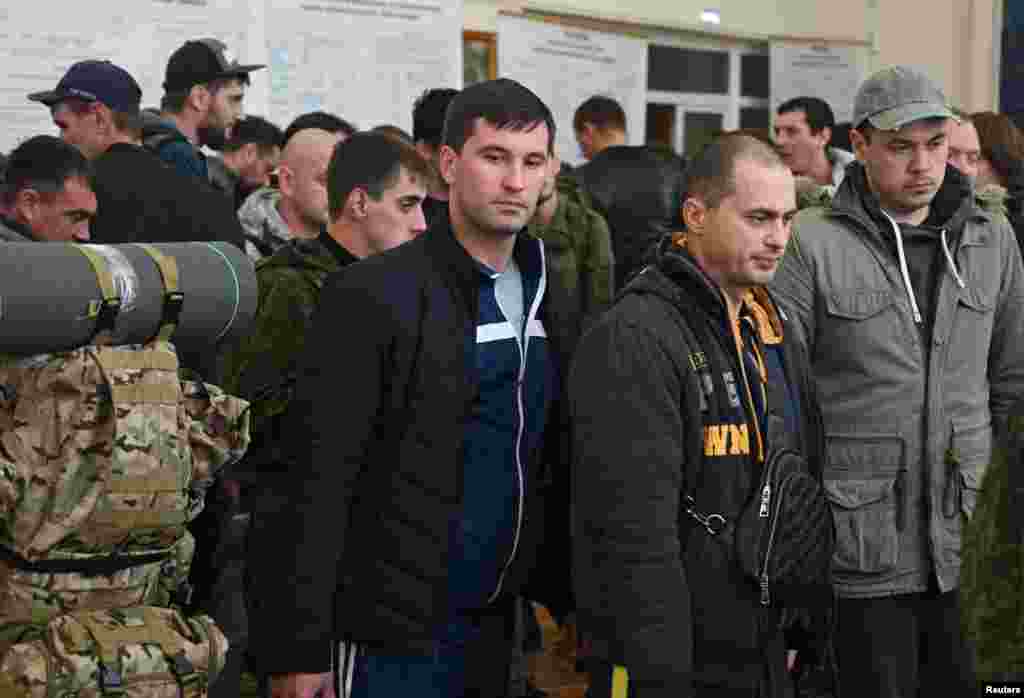 Резервисти пристигнуваат на одредено собирно место во Батајск. Јужната команда на украинските вооружени сили на 27 септември соопшти дека нејзината контраофанзива во југоисточниот регион Керсон резултирала со непријателски загуби на 77 војници, шест тенкови, пет хаубици, три противвоздушни инсталации и 14 оклопни возила. Тврдењето не можеше да се потврди независно.
