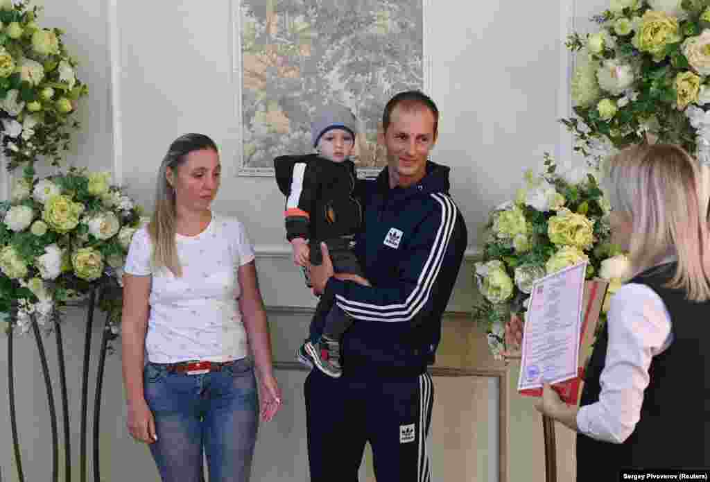 Dmitrij, a részleges mozgósítás során besorozott tartalékos és menyasszonya, Jevgenyija összeházasodik, mielőtt Dmitrij elindul egy katonai bázisra az oroszországi Batajszkban