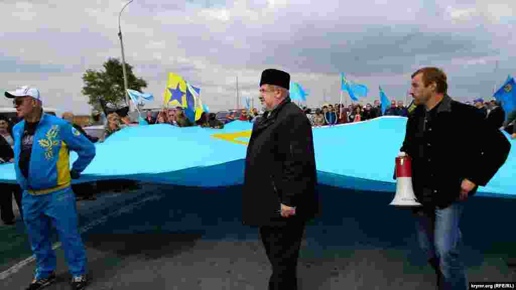 Годовщина гражданской акции по блокаде Крыма около пропускного пункта «Чонгар», 24 сентября 20 сентября 2015 года началась бессрочная акция по блокированию грузового транспорта, направляющегося в Крым с продуктами и товарами, инициированная лидерами крымских татар. Экономическая блокада стала первым этапом запланированных действий. В ноябре 2015 года стартовал второй ее этап – энергетический. В середине января 2016 года акция по блокаде Крыма, по словам организаторов, сменила формат. 