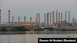 بر اساس آمار‌های شرکت ردیابی نفتکش‌ها، کپلر، میزان بارگیری روزانه نفت و میعانات گازی ایران در شش ماه ابتدایی سال جاری خورشیدی (آوریل تا سپتامبر) تقریبا ۶۸۶ هزار بشکه بوده که در ماه‌های اخیر به زیر ۴۰۰ هزار بشکه رسیده است.
