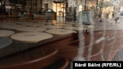 Az egyik zárva tartó kávézó az üres Vörösmarty téren Budapesten 