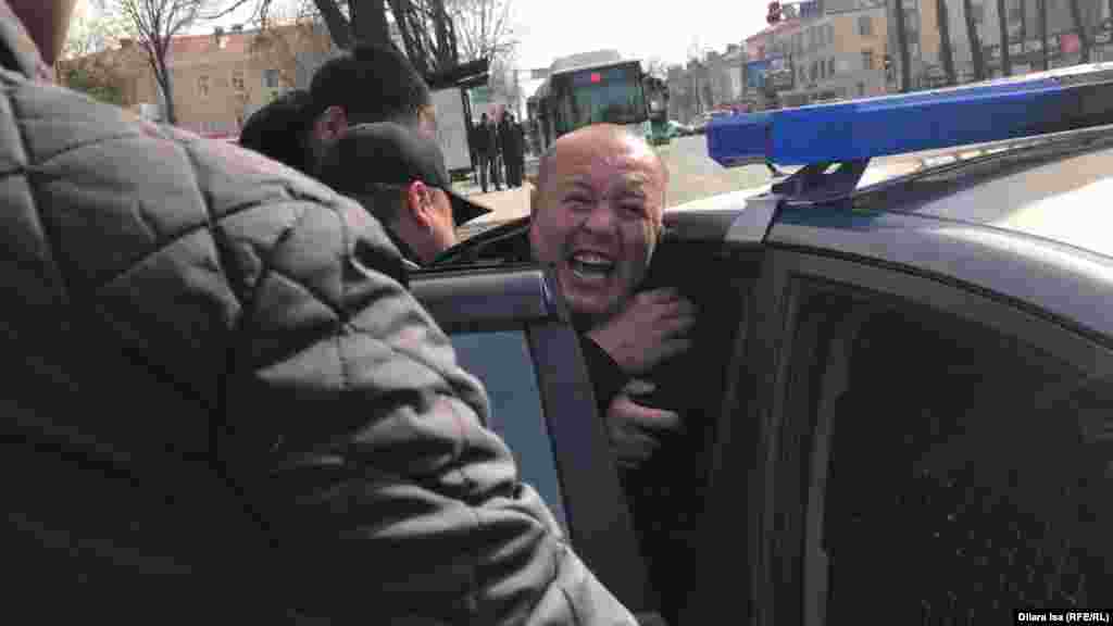 Шымкентте полиция белсенді Мұрат Аштаевты көлікке күштеп салып жатыр. Бұл - Қазақстандағы кейінгі екі аптада билікке қарсы екінші наразылық. 22 ақпанда да наразылық шарасында полиция алаңға келгендерді жаппай ұстаған. Құқық қорғаушылардың есебінше, 22 ақпандағы наразылықта полиция 300-ден адам әкеткен. ІІМ сол күні 53 адам ұсталғанын айтады. 