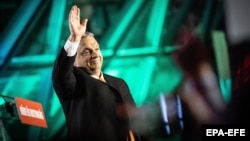 Kryeministri hungarez, Viktor Orban, gjatë fjalimit para mbështetësve të tij pas zgjedhjeve të 3 prillit. 