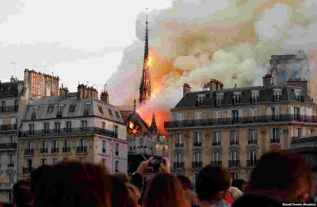 Catedrala Notre Dame din Paris în flăcări. 15 aprilie 2019. (Reuters/ Benoit Tessier)