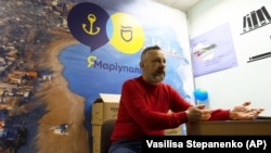 За словами радник Маріупольського міського голови, в результаті обстрілу по Донецьку було пошкоджено будівлю прокуратури та гуртожиток, який військові РФ використовували як казарму