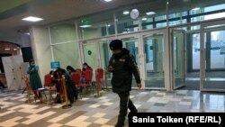Тәуелсіз бақылаушылар отырған аймақта жүрген полицей. 20 қараша 2022 жыл.
