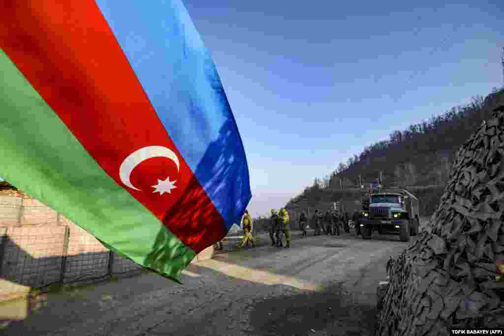 Pacificatori ruși în Coridorul Lacin care leagă Armenia de regiunea separatistă Nagorno-Karabah din Azerbaijan.
