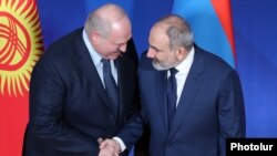 Armenia - Prime Minister Nikol Pashinian greets Belarusian President Aleksandr Lukashenko during a CSTO summit, Yerevan, November 23, 2022.