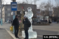 Ледовый военный на остановке у кинотеатра Родина, Чита