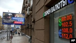 Rubla rusă s-a apreciat joi față de dolarul american după măsurile restrictive anunțate de guvern. 